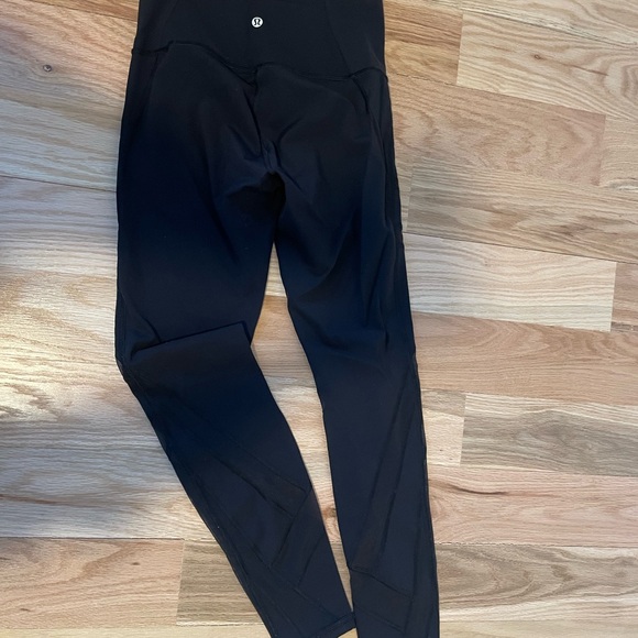 Mid rise mesh detailing lululemon leggings - Picture 4 of 5